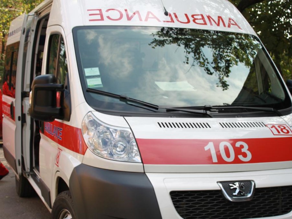 На Нивках в Киеве автомобиль сбил курьера: парня госпитализировали (ВИДЕО)