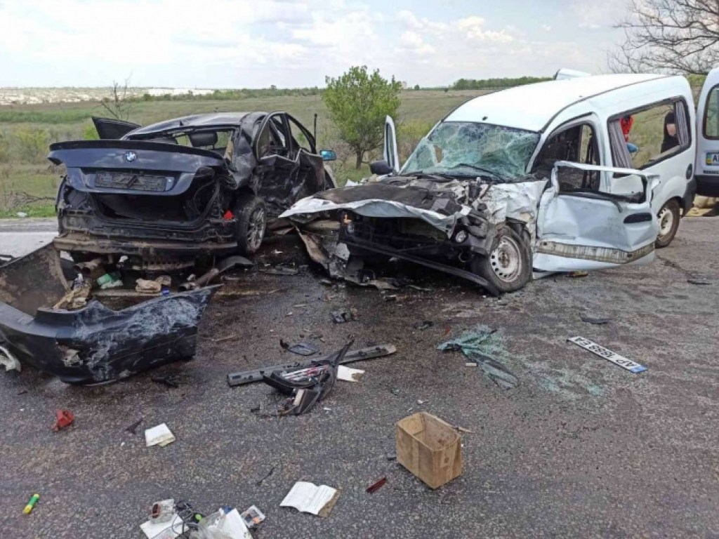 На трассе «Харьков-Симферополь» столкнулись BMW и Renault: водителя зажало обломками автомобилей, пострадали 4 человека (ФОТО)