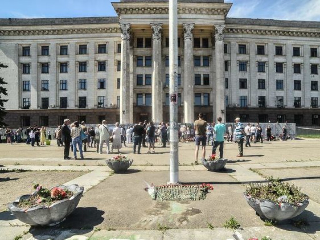 В Одессе на Куликово поле 2 мая пускают по 2 человека: люди возлагают цветы в память о погибших тут в 2014 году (ФОТО, ВИДЕО)