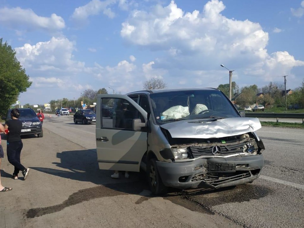 Под Харьковом столкнулись «Daewoo» и микроавтобус «Mercedes»: четырех пассажиров легковушки госпитализировали (ФОТО)