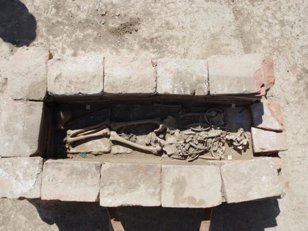 В Хорватии на действующем кладбище нашли могилы, которым 1300 лет (ФОТО)