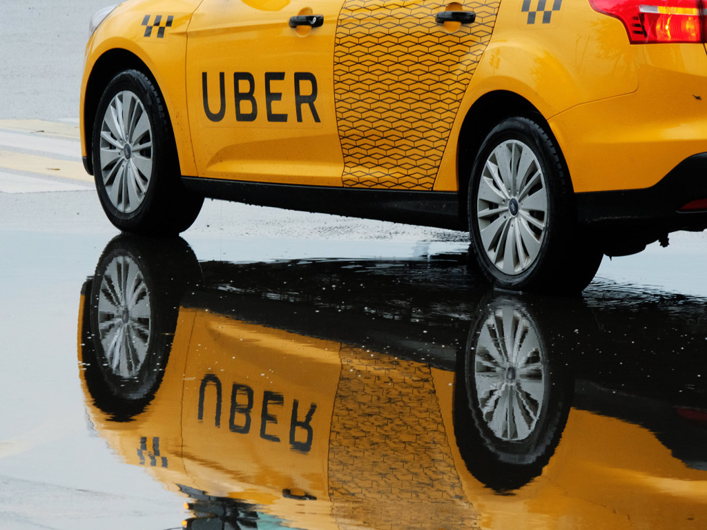 На столичной Дарницкой площади в остановку врезалось такси Uber (ФОТО)