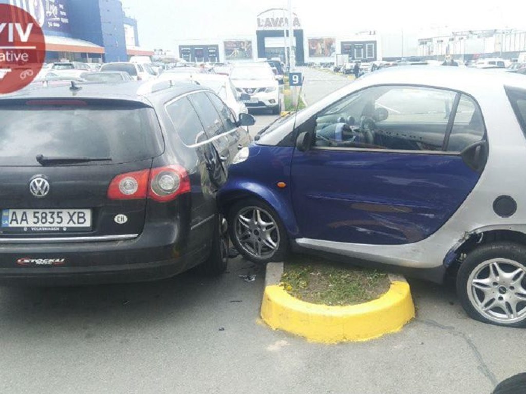 В Киеве – тройное ДТП: Nissan столкнулся с автомобилем Smart, а тот задел припаркованную иномарку (ФОТО)