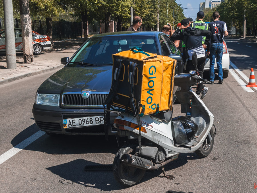 В Днепре авто Skoda сбило скутер курьера известной фирмы доставки (ФОТО)