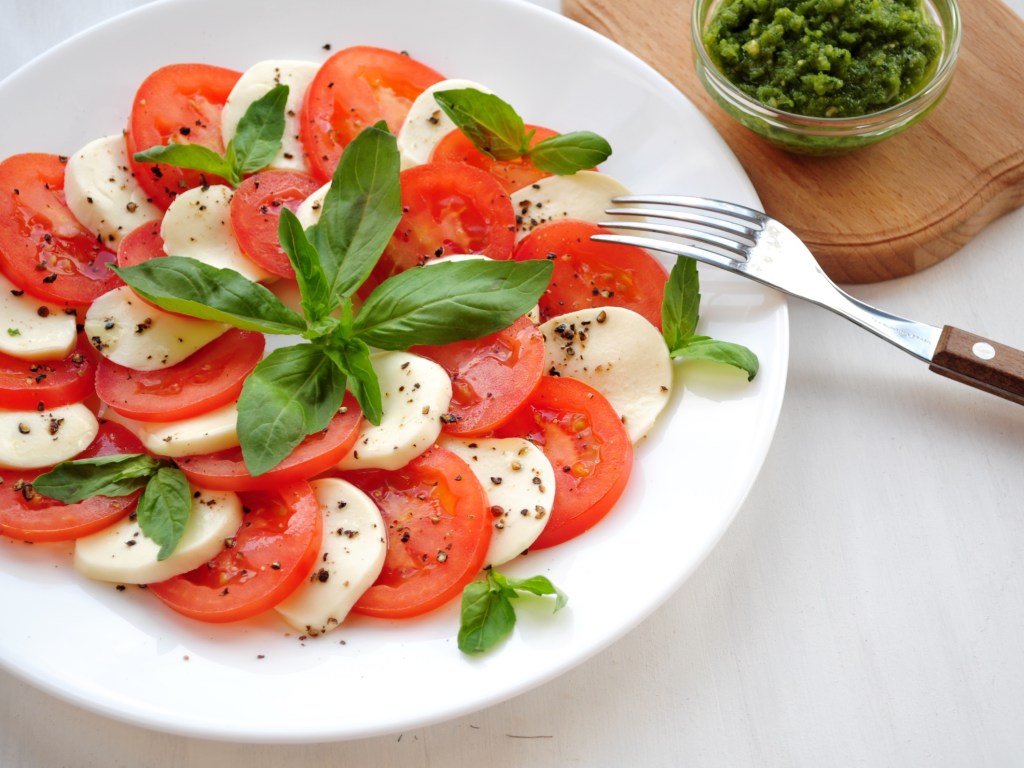 Идеальное диетическое блюдо: салат с помидорами и моцареллой для похудения