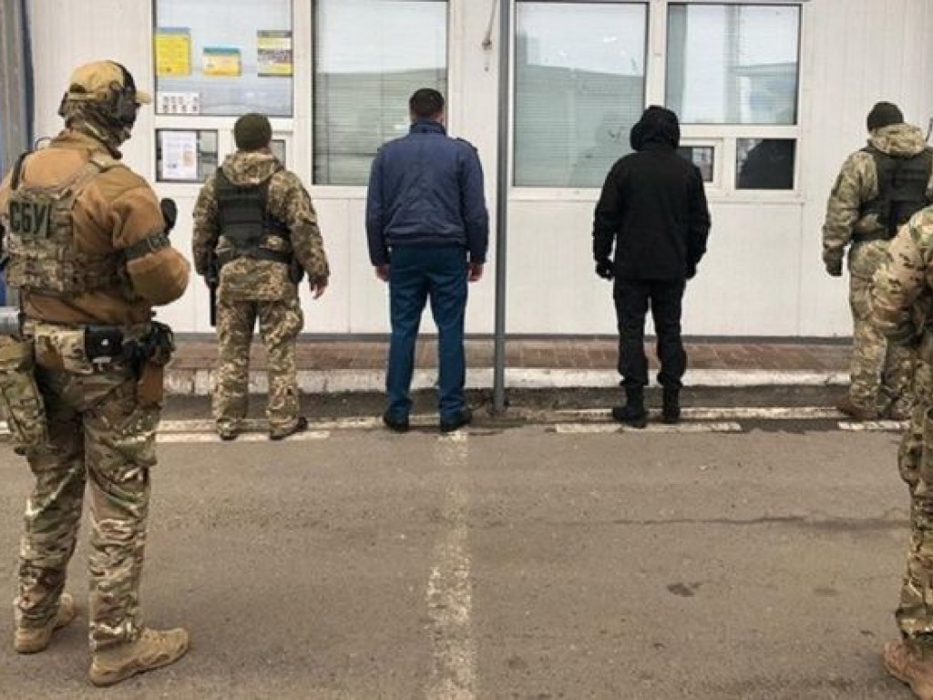 Украинские пограничники брали взятки за пересечение границы: СБУ задержала подозреваемых (ФОТО)