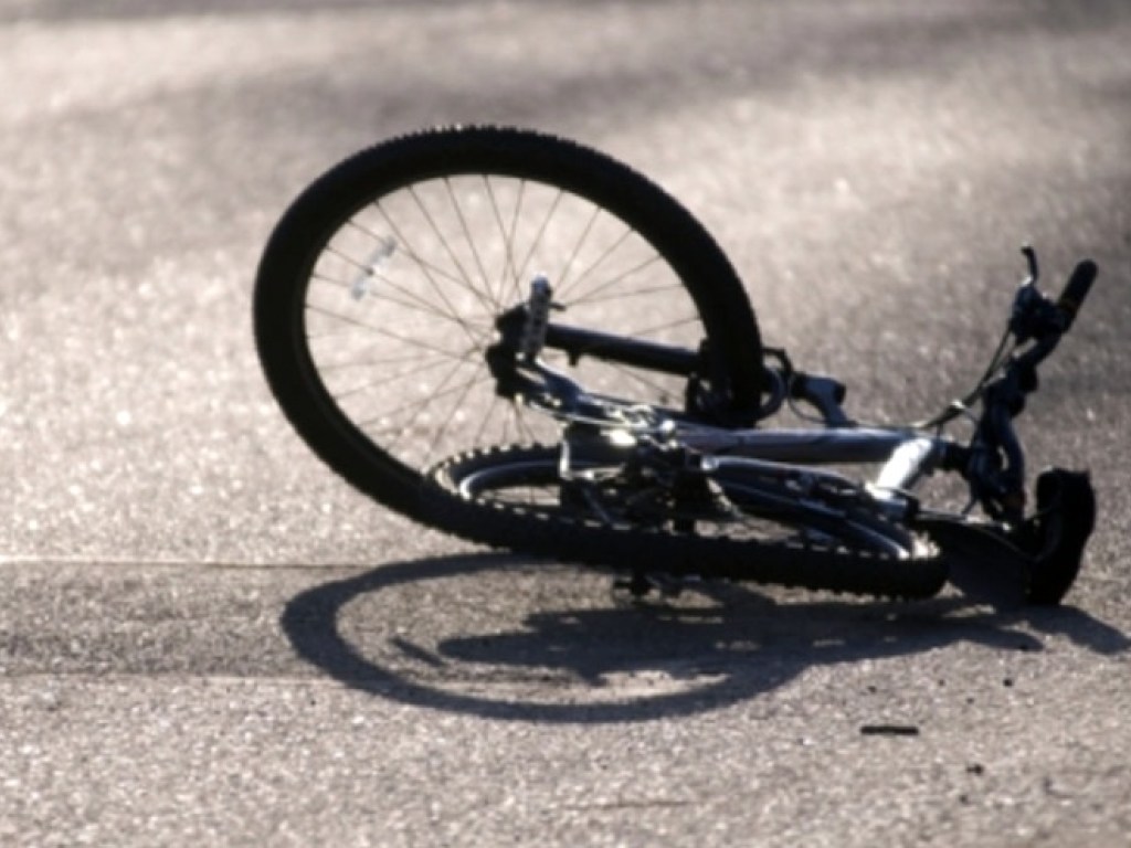 В Херсоне велосипедист врезался в иномарку