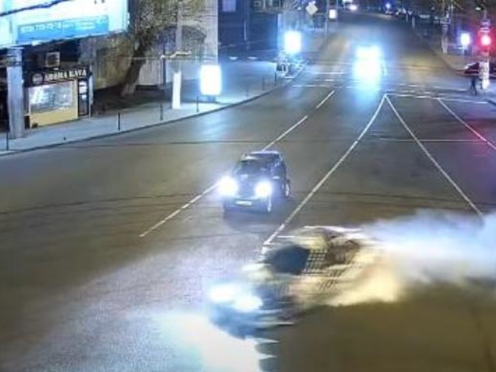 В Одессе на ходу загорелся автомобиль ночного гонщика (ФОТО, ВИДЕО)