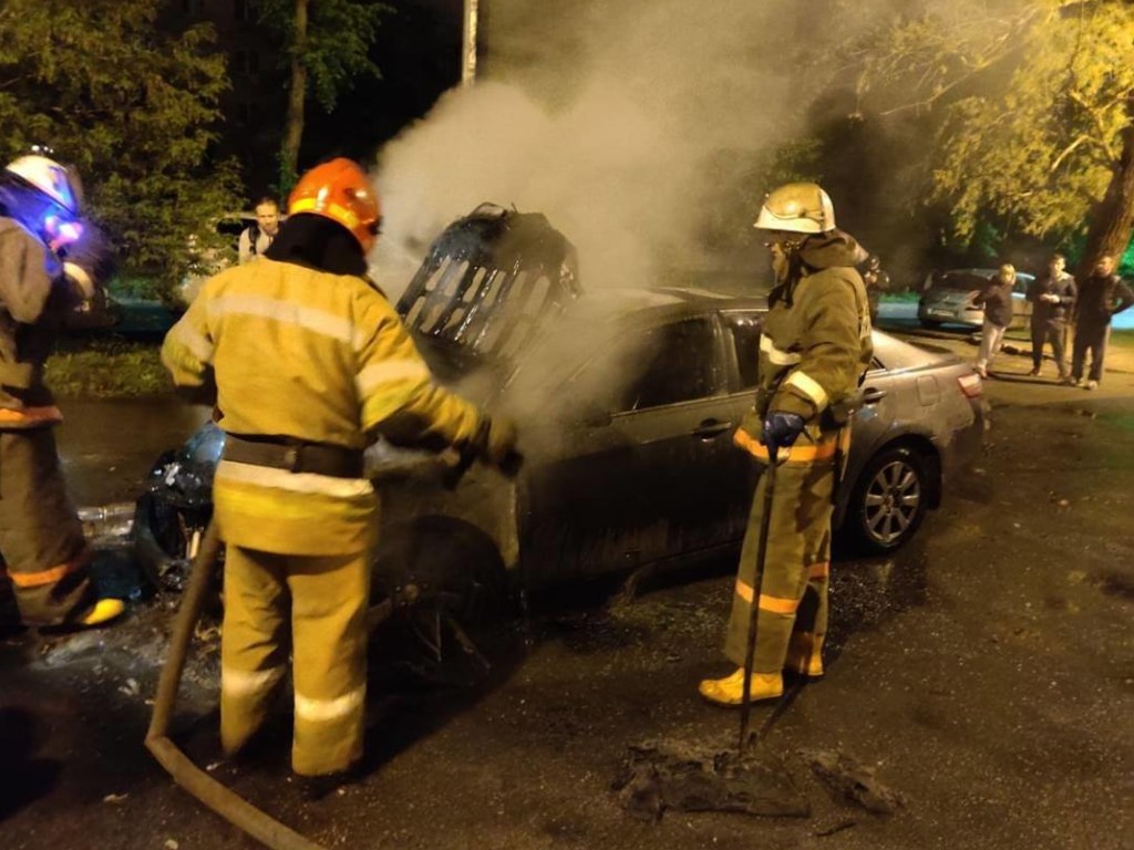 На Теремках в Киеве во дворе вспыхнуло авто (ФОТО)