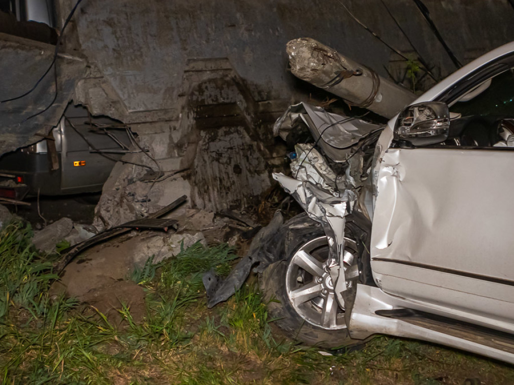 Пьяный водитель на Lexus протаранил ограждение и повредил несколько авто в Днепре (ФОТО, ВИДЕО)