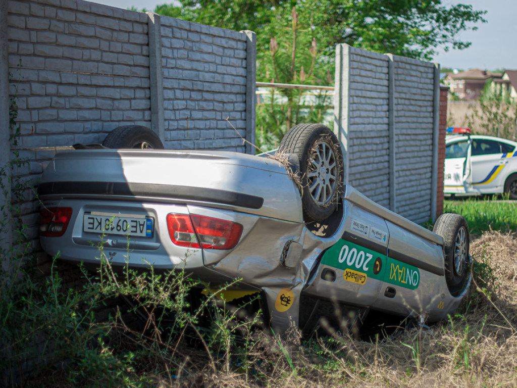 Пьяный водитель такси влетел в забор в Днепре и перевернулся (ФОТО, ВИДЕО)