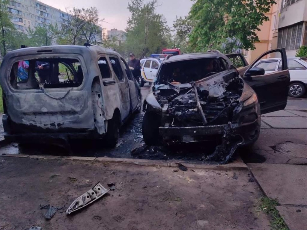 На Оболони в Киеве во дворе сгорели сразу два авто (ФОТО)