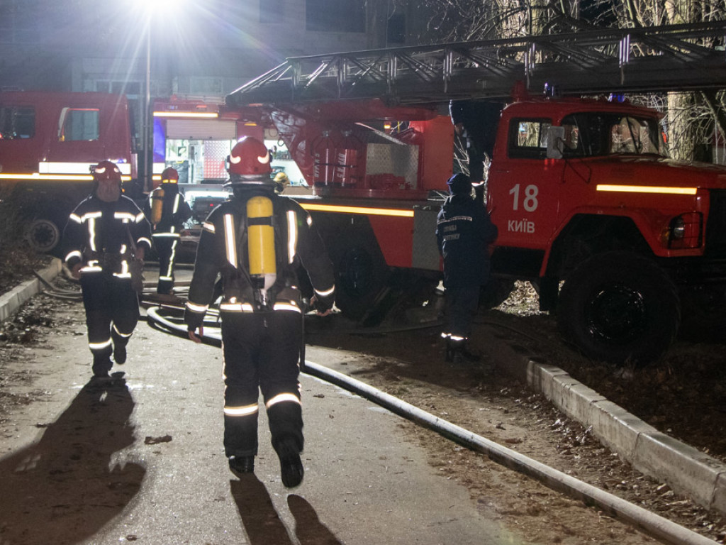 На Новобеличах в Киеве горела квартира в многоэтажном доме (ФОТО)