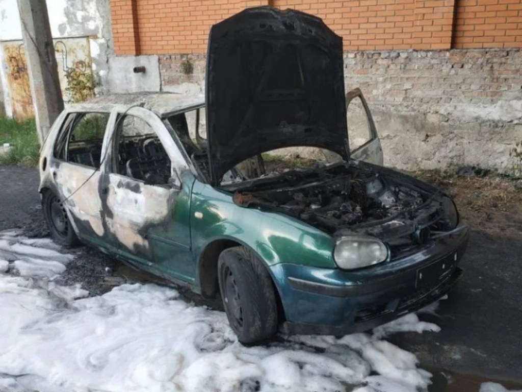 Неизвестный взорвал Volkswagen в Николаеве (ФОТО, ВИДЕО)