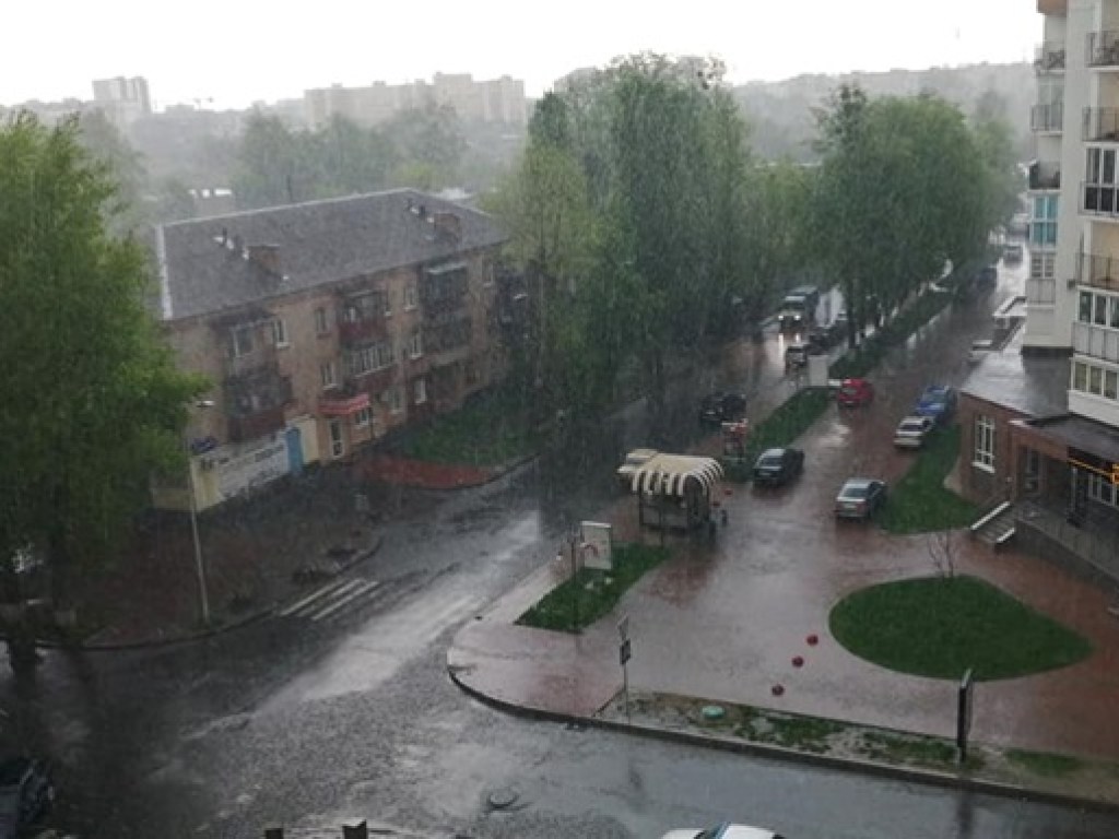 В Киеве и области испортилась погода: дома и улицы поливает дождем (ФОТО, ВИДЕО)