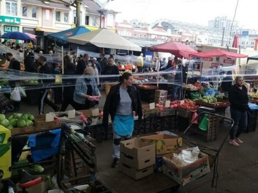 Много посетителей, на торговых рядах – пищевая пленка: В Одессе возобновил работу рынок «Привоз» (ФОТО)