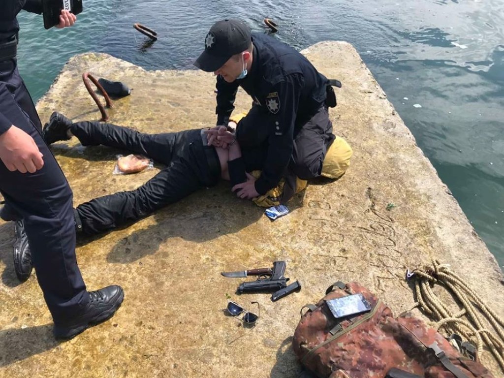 В Одессе пьяный мужчина с оружием пытался добраться до затонувшего на пляже «Дельфин» танкера Delfi (ФОТО)