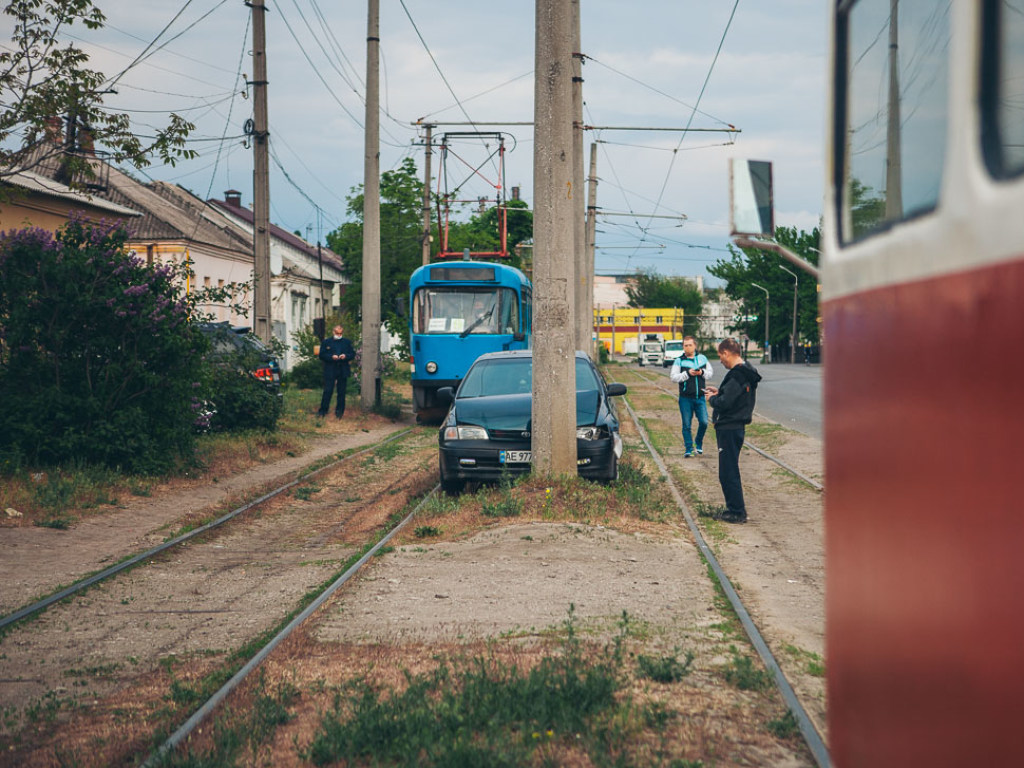 В Днепре Toyota вынесло на трамвайную колею: машина разбилась об столб (ФОТО, ВИДЕО)