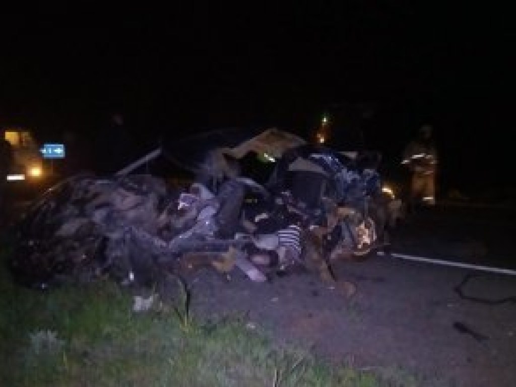 Погибли 2 пассажира: возле села Каменка на Днепропетровщине грузовик столкнулся с Mazda (ФОТО, ВИДЕО)