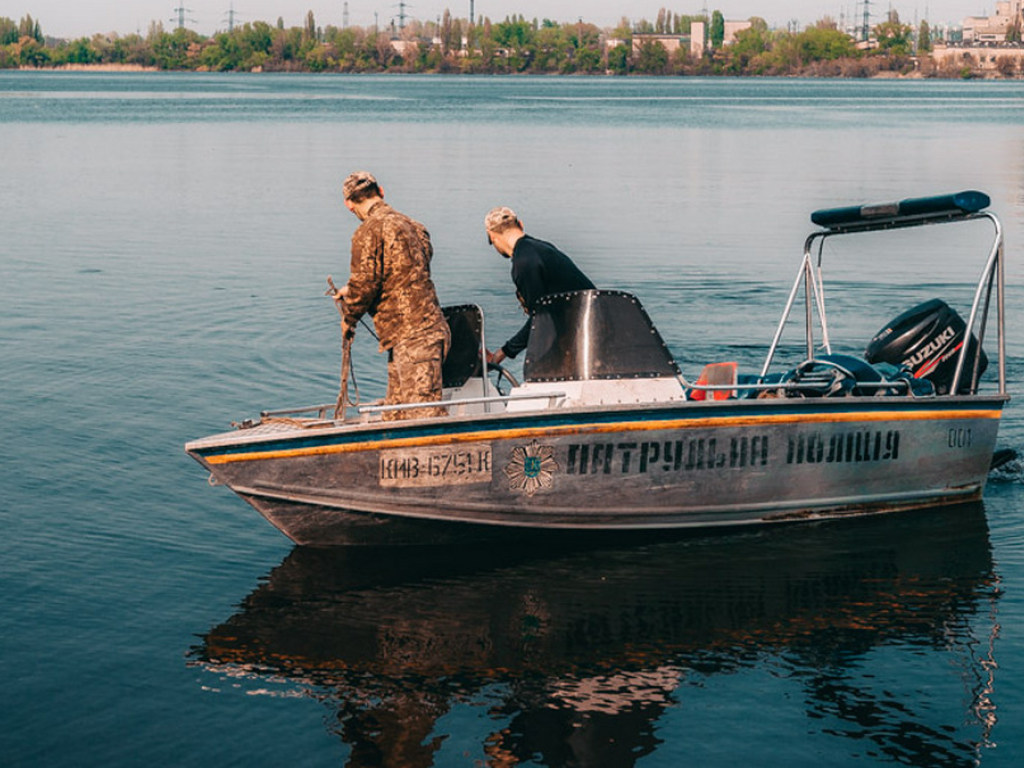 Под Днепром в реке спасатели выловили труп с татуировками (ФОТО)