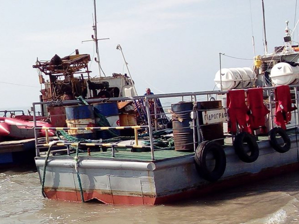 Выброшенное на берег в Одесской области судно третий день не могут снять с мели (ФОТО, ВИДЕО)