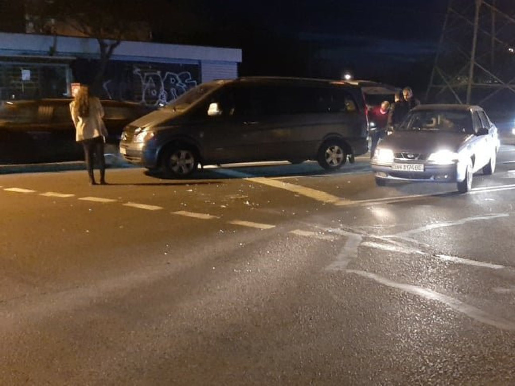 Манёвр с обгоном не получился: На перекрестке в Одессе столкнулись микроавтобус Mercedes и Daewoo Nexia (ФОТО)