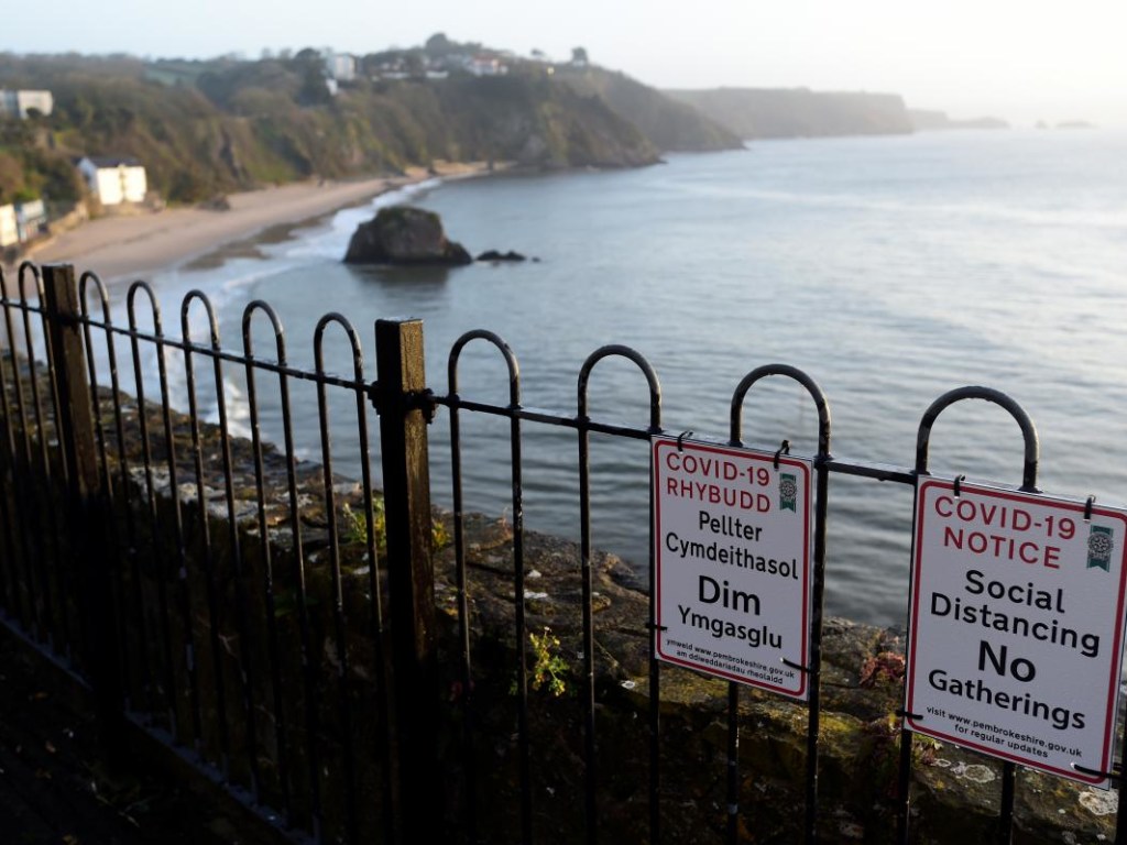 Ехали 100 километров, чтобы понюхать море: в Британии оштрафована пара за нарушение карантина