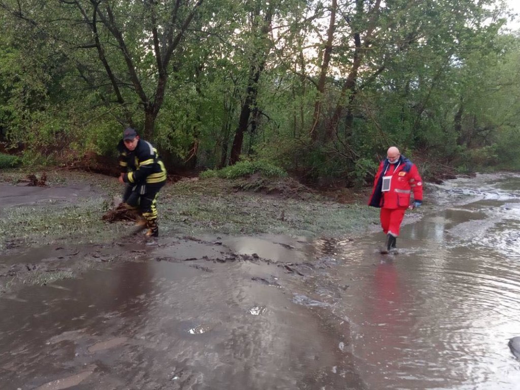 В Винницкой области погиб 49-летний мужчина, которого потоком воды и грязи смыло с дороги (ФОТО)