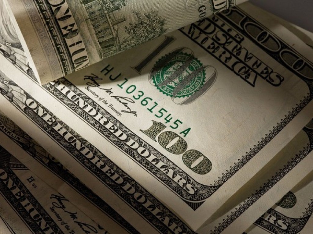 НБУ установил официальный курс на уровне 26,97 гривны за доллар