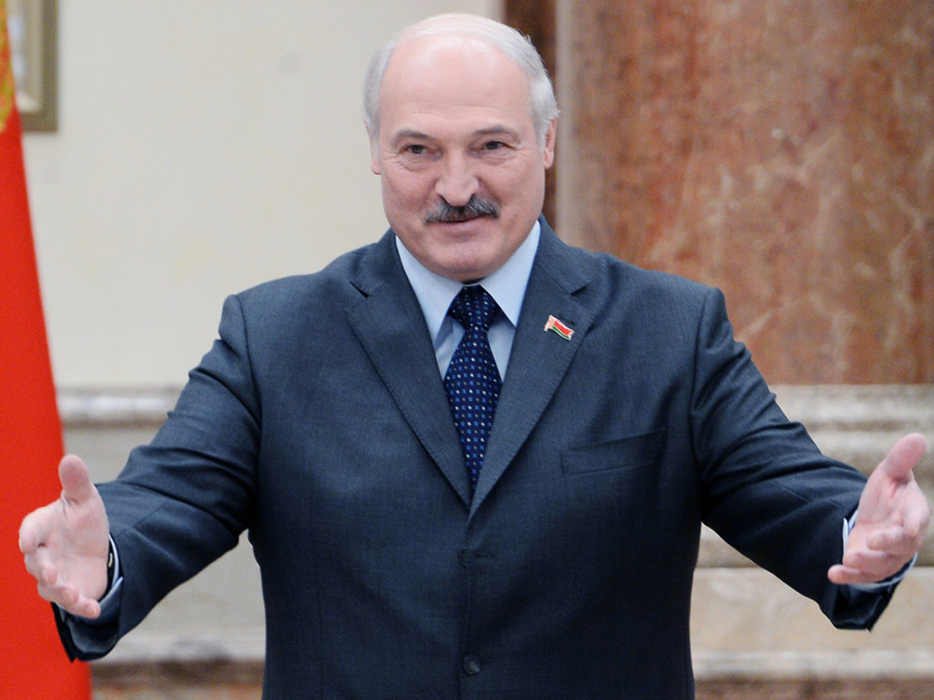 Коронавирус нипочем: Лукашенко публично пригласил Зеленского и Путина на парад Победы