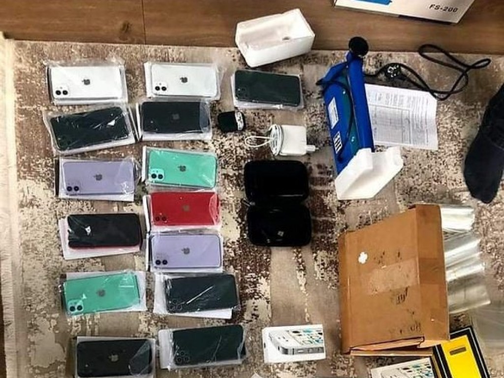 Во Львове полиция задержала торговцев поддельными смартфонами (ФОТО)