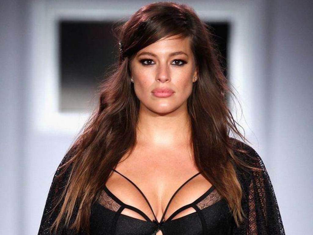 Plus-size модель Эшли Грэм в ярком пиджаке засветила пышную грудь (ФОТО)