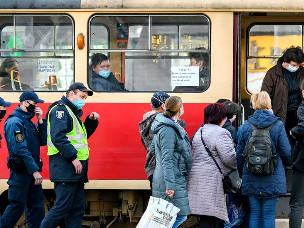 Шмыгаль поддержал идею ослабления ограничений для общественного транспорта после 11 мая