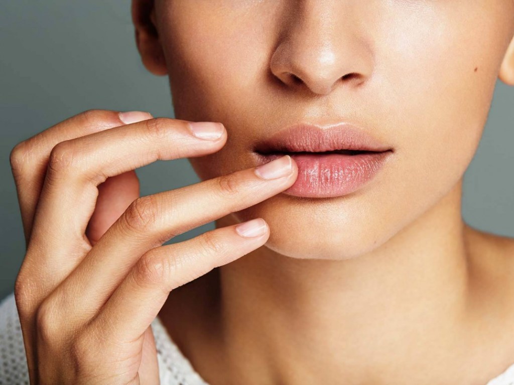 «Избегайте бальзамов с эвкалиптом»: Врач рассказал, как лечить воспаленные губы