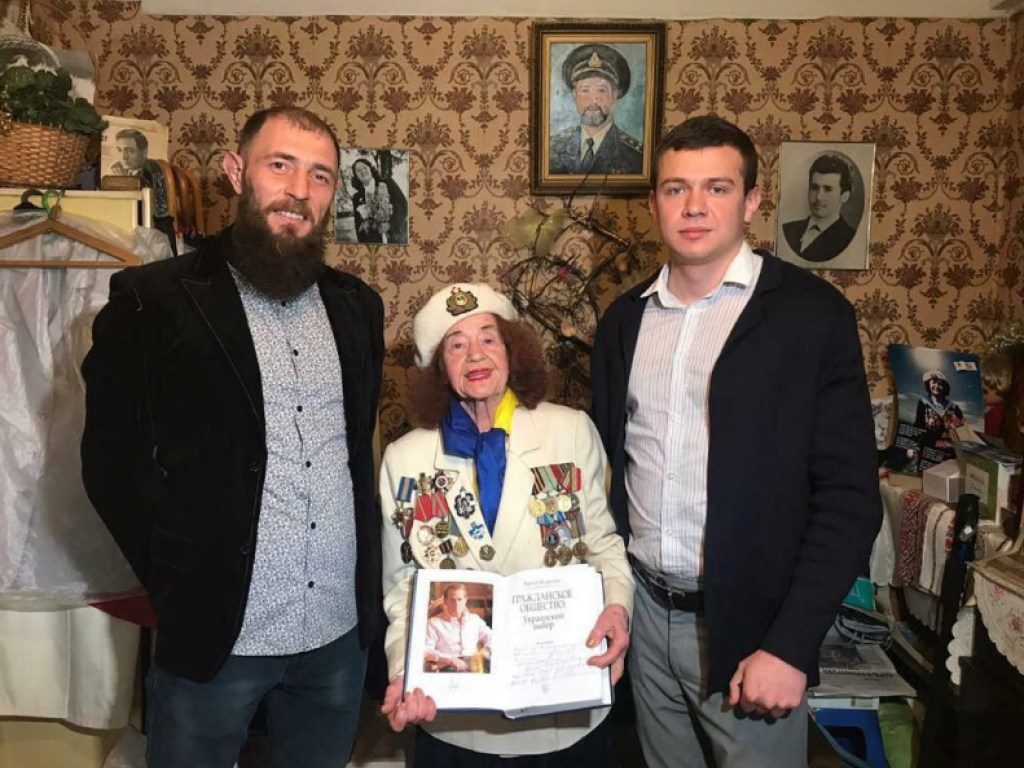 Активисты молодежного крыла «Оппозиционной платформы – За жизнь» передали поздравления ветеранам от Виктора Медведчука и Оксаны Марченко