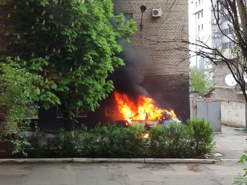 В Донецке взорвался автомобиль у здания «полиции» (ФОТО)