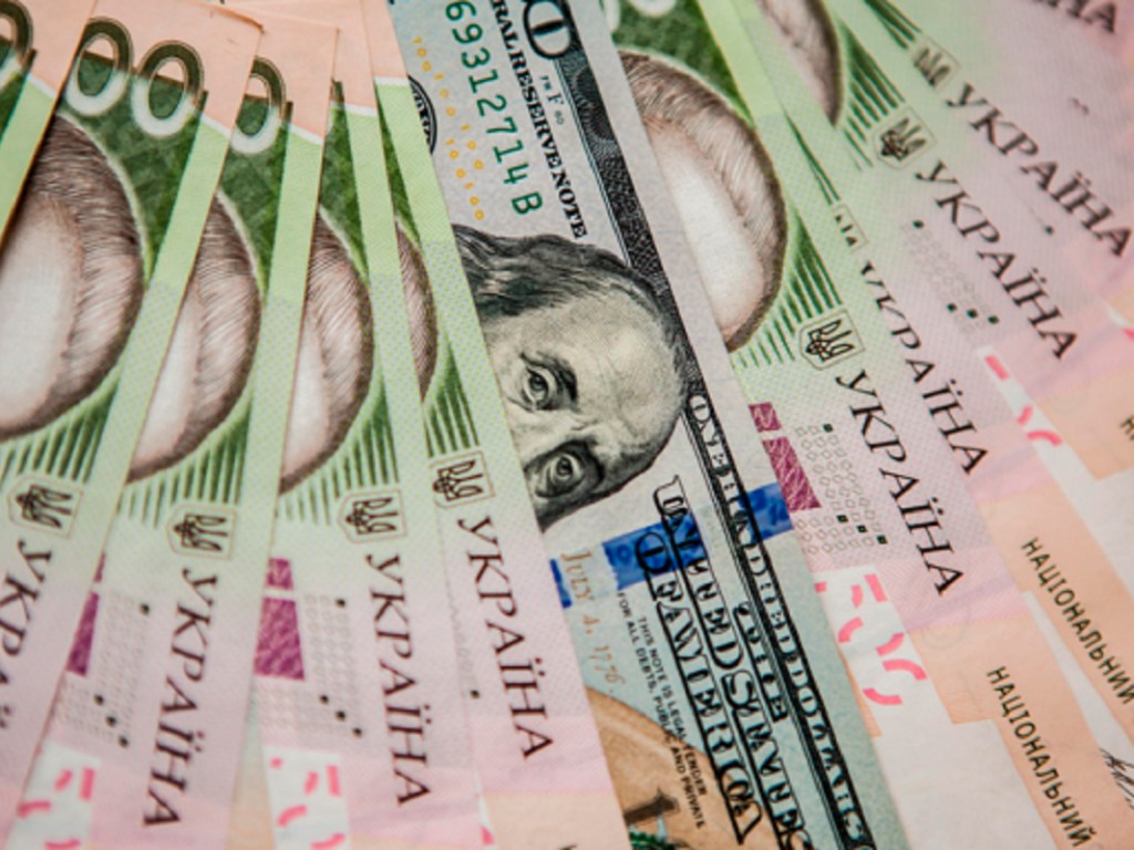 НБУ установил официальный курс на уровне 26,93 гривны за доллар