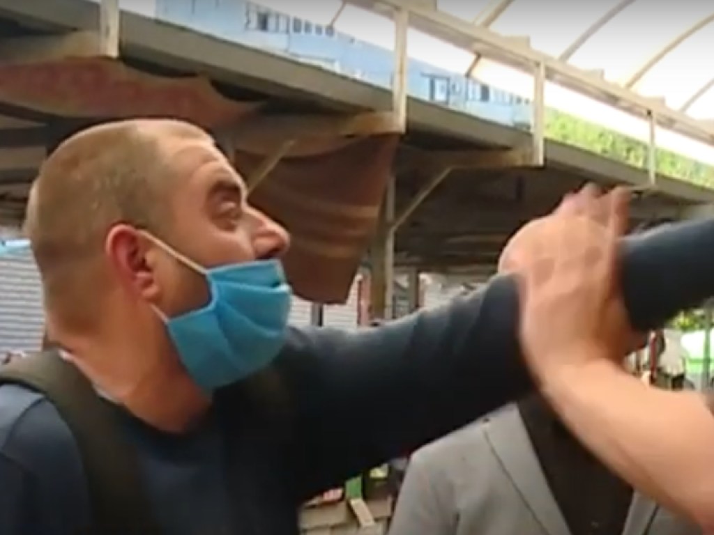 На рынке в Запорожье напали на журналистов (ФОТО, ВИДЕО)