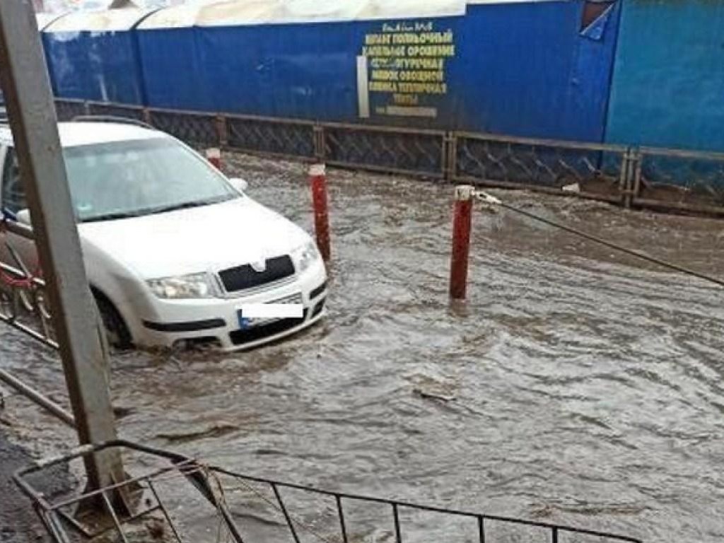 Мощный ливень затопил улицы и дома в Харькове (ФОТО)