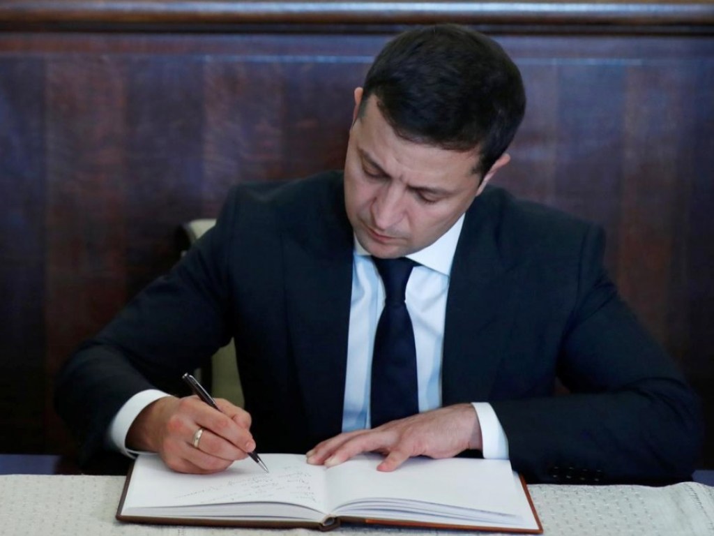 Зеленский подписал соглашение с ЕИБ о высшем образовании