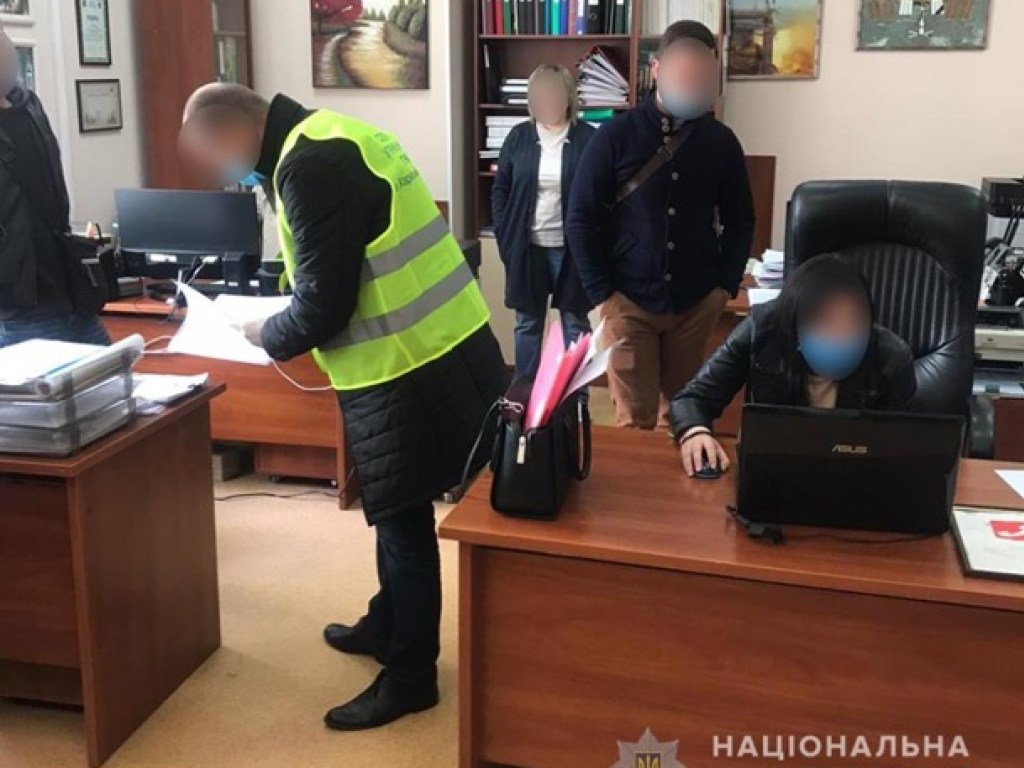 Обыски в мэрии Харькова: Полиция показала изъятое (ФОТО)