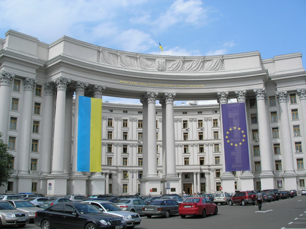 В МИД заявляют, что уже почти 18 тысяч украинских граждан заграницей просят о помощи