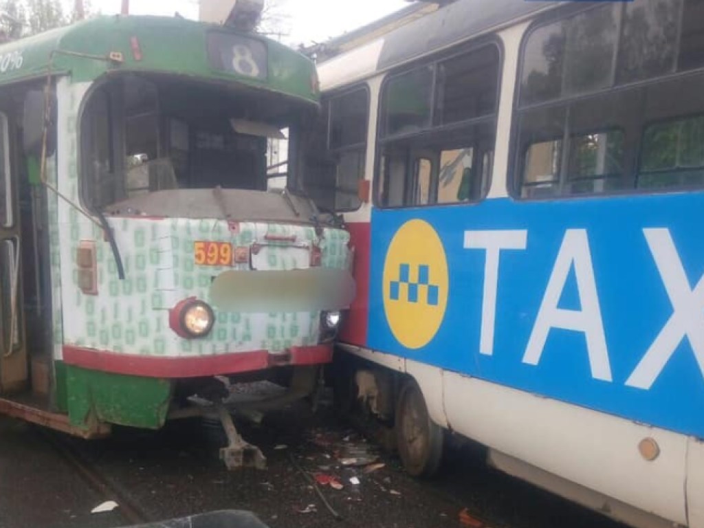 Не поделили рельсы: в Харькове разбились два трамвая