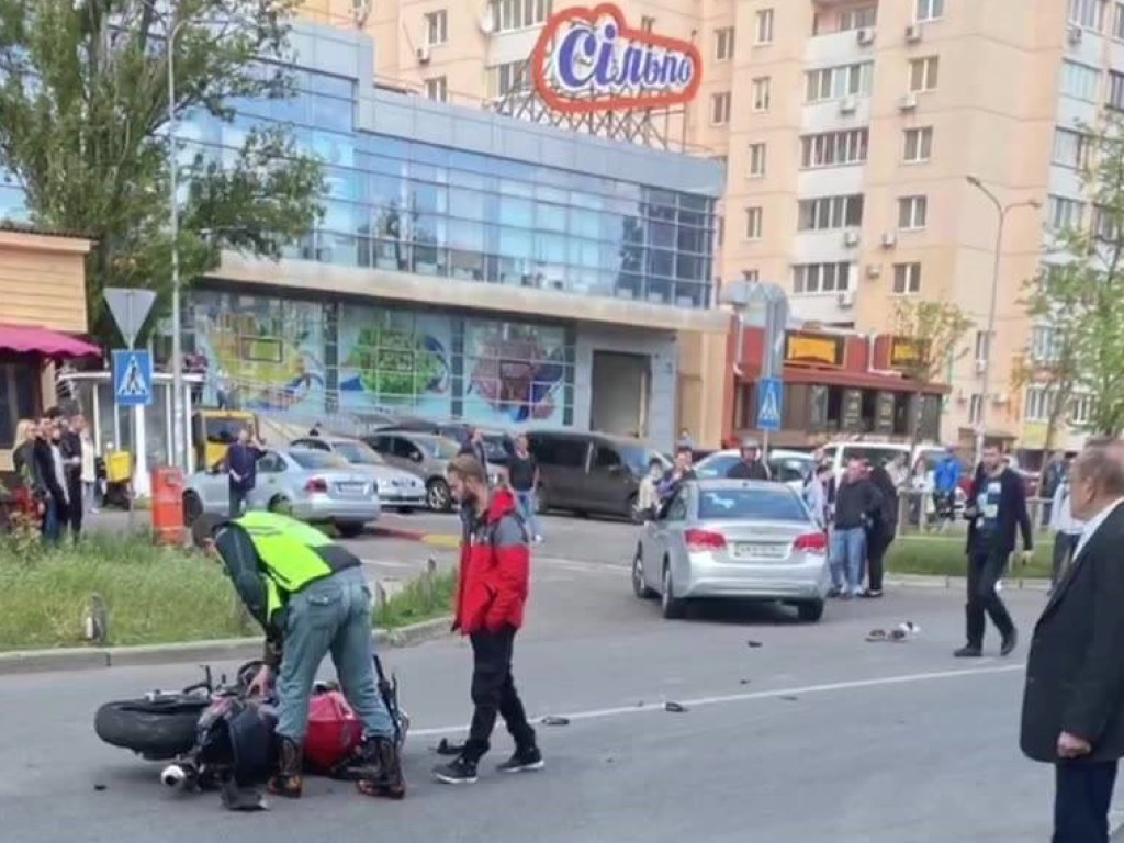 На Дарнице в Киеве дорогу не поделили мотоциклист и Chevrolet: пилота реанимировали прямо на дороге (ВИДЕО)