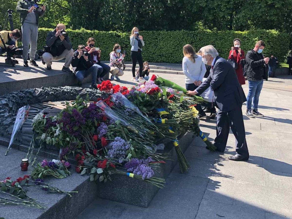 Симоненко возложил цветы к памятнику генералу Ватутину и к Вечному Огню в Парке Славы в Киеве