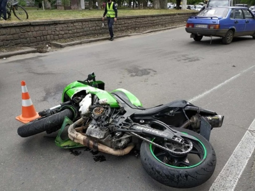 В Николаеве Mercedes сбил мотоцикл: пилота с двумя переломами увезла «скорая» (ФОТО)
