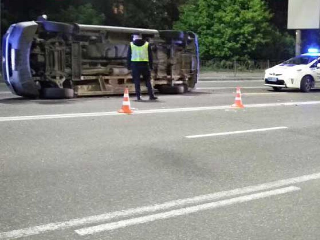 В Киеве на проспекте произошло тройное ДТП с пострадавшим пешеходом и перевернутым микроавтобусом (ФОТО)