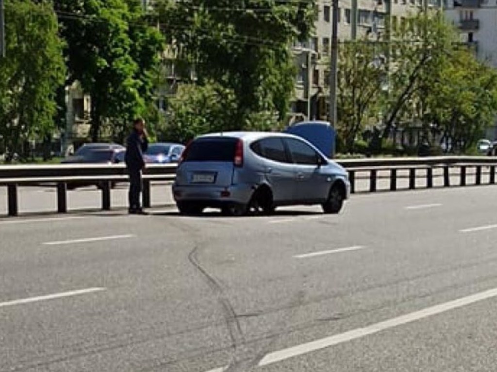 На КПИ в Киеве Chevrolet потерял задние колеса (ФОТО)