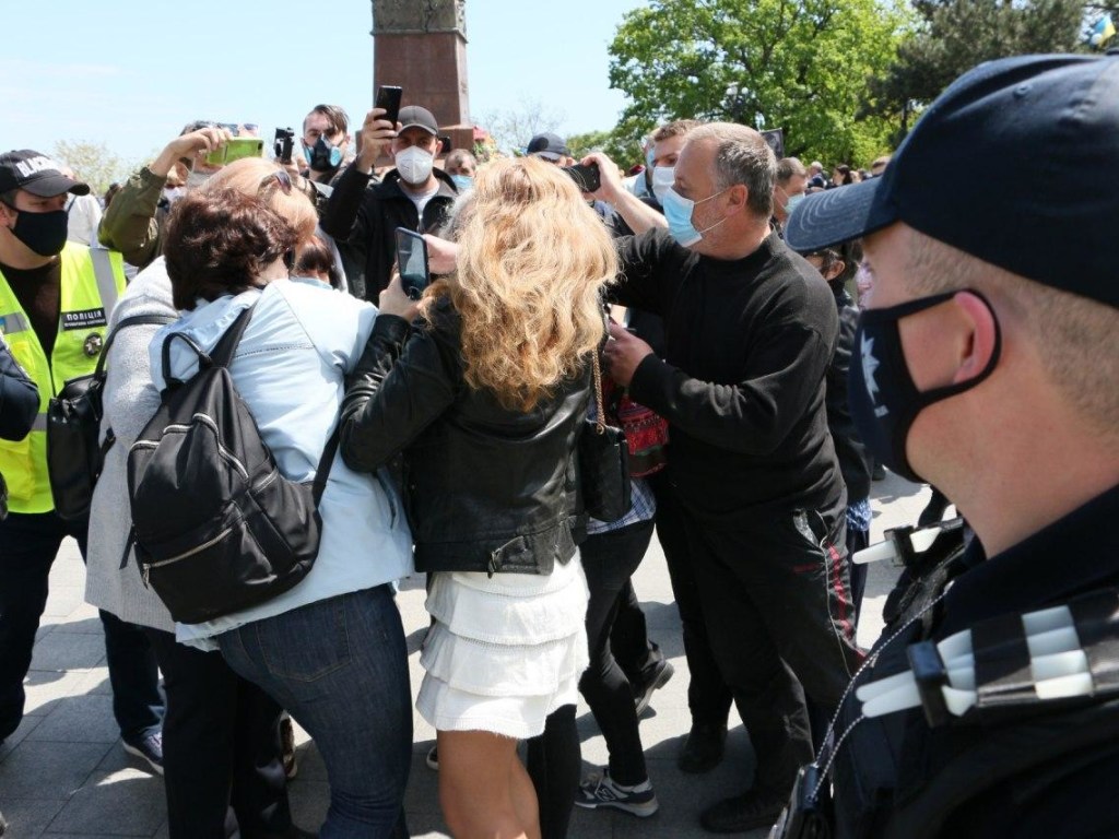 В Одессе напали на журналистку во время мероприятия по случаю Дня победы (ФОТО, ВИДЕО)