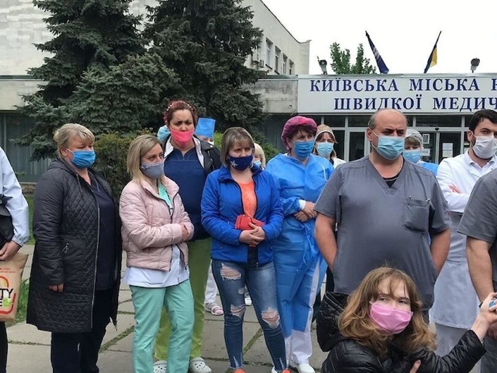 В профсоюзе медиков рассказали, почему в Киеве врачи «скорой» вышли на акцию протеста